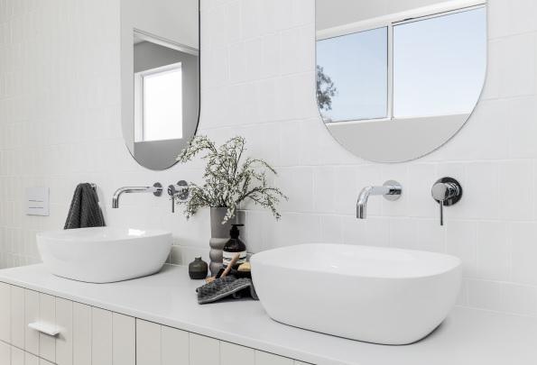 Meir Chrome Round Curved Wall Spout 200mm - Image 10